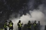 مرگ ۱۸۲ نفر در مسابقه فوتبال اندونزی به دلیل شلیک گاز اشک‌آور