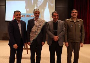 اهدای شال پهلوانی به وزیر ورزش و جوانان