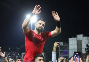 عباس‌زاده کفش‌هایش را دار آویخت