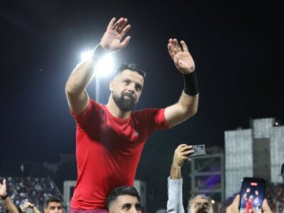 عباس‌زاده کفش‌هایش را دار آویخت